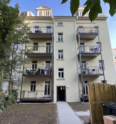 Hausansicht mit Balkonanlage